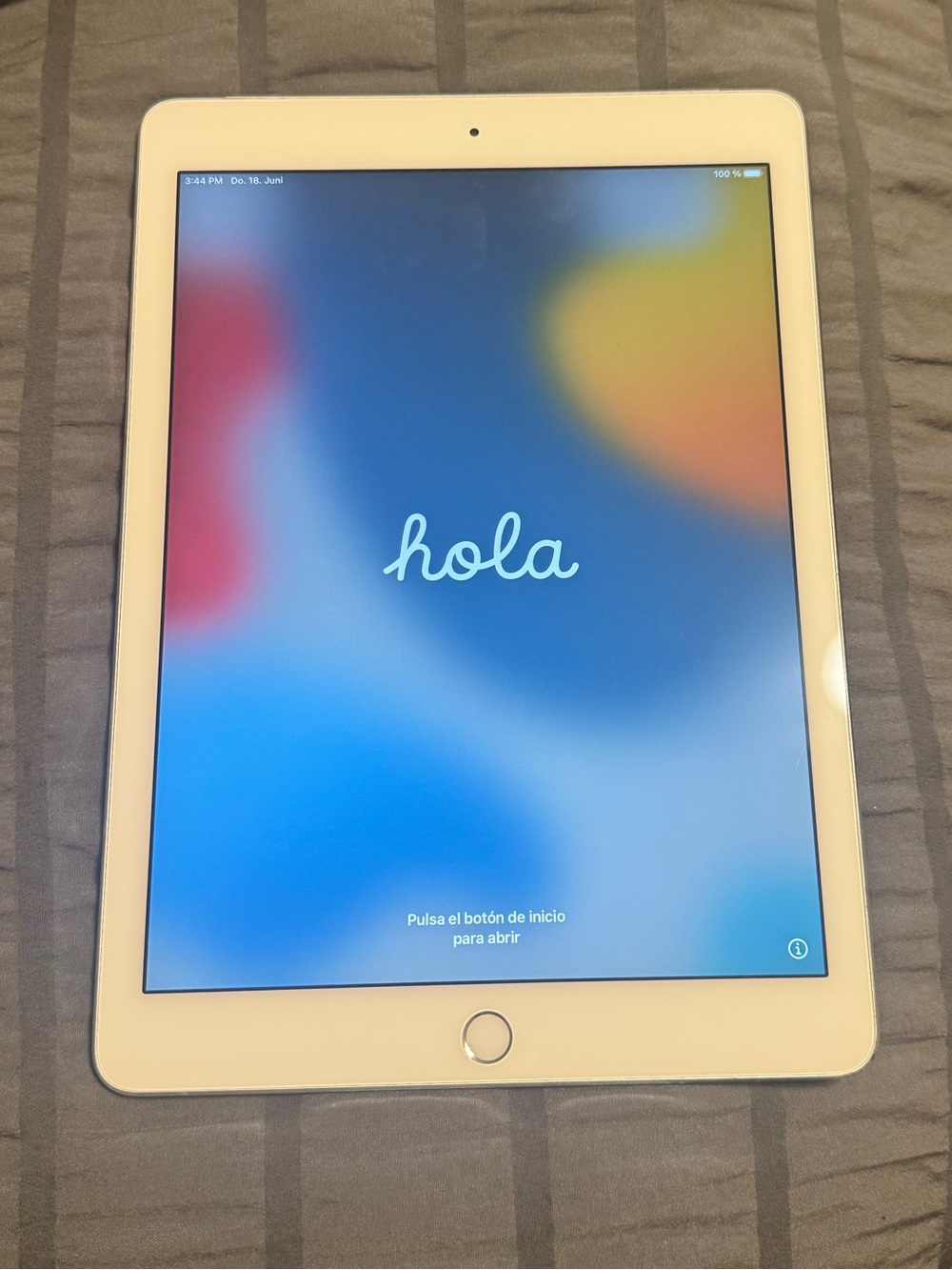 Apple iPad White Front with Home Button